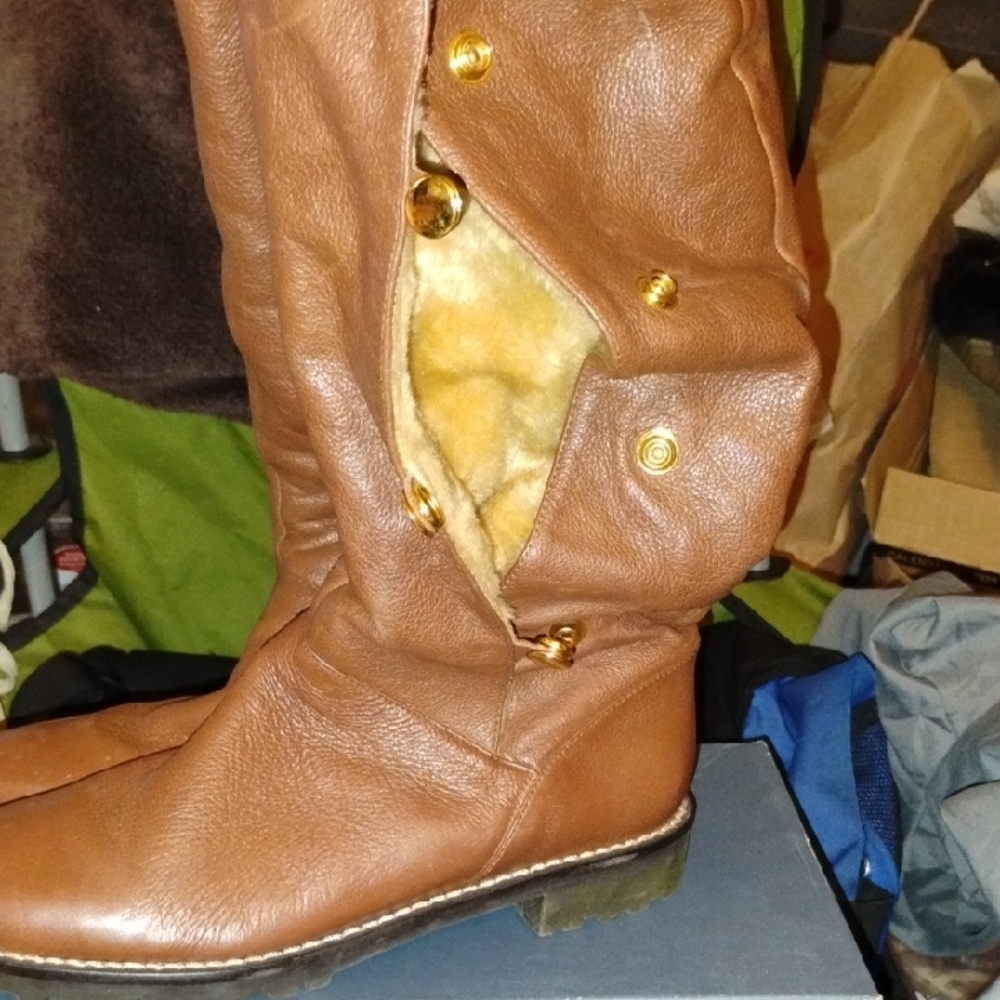 Women's Michael KORS LEATHER Tan Knee boots gold button's the Side.